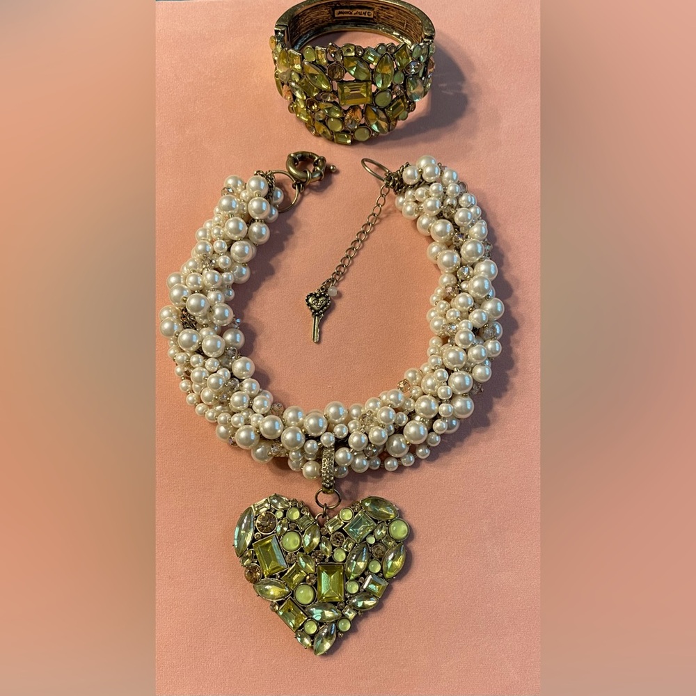 BETSEY JOHNSON DESIGN PEARL NECKLACE /MINT GREEN CRYSTAL ACCESSORIES/BRACELET